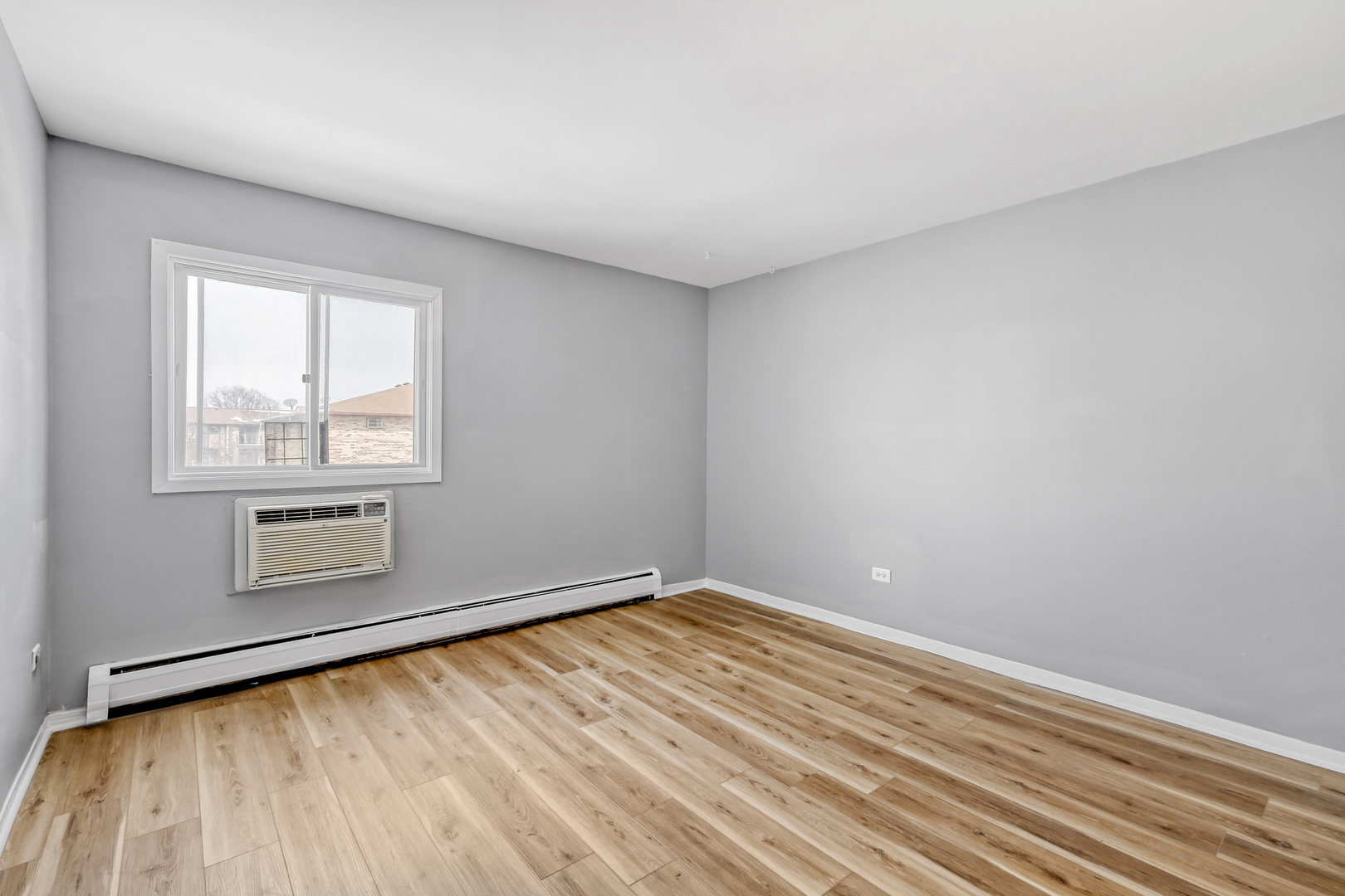 147 W Elk Trail #345, Carol Stream, IL 60188