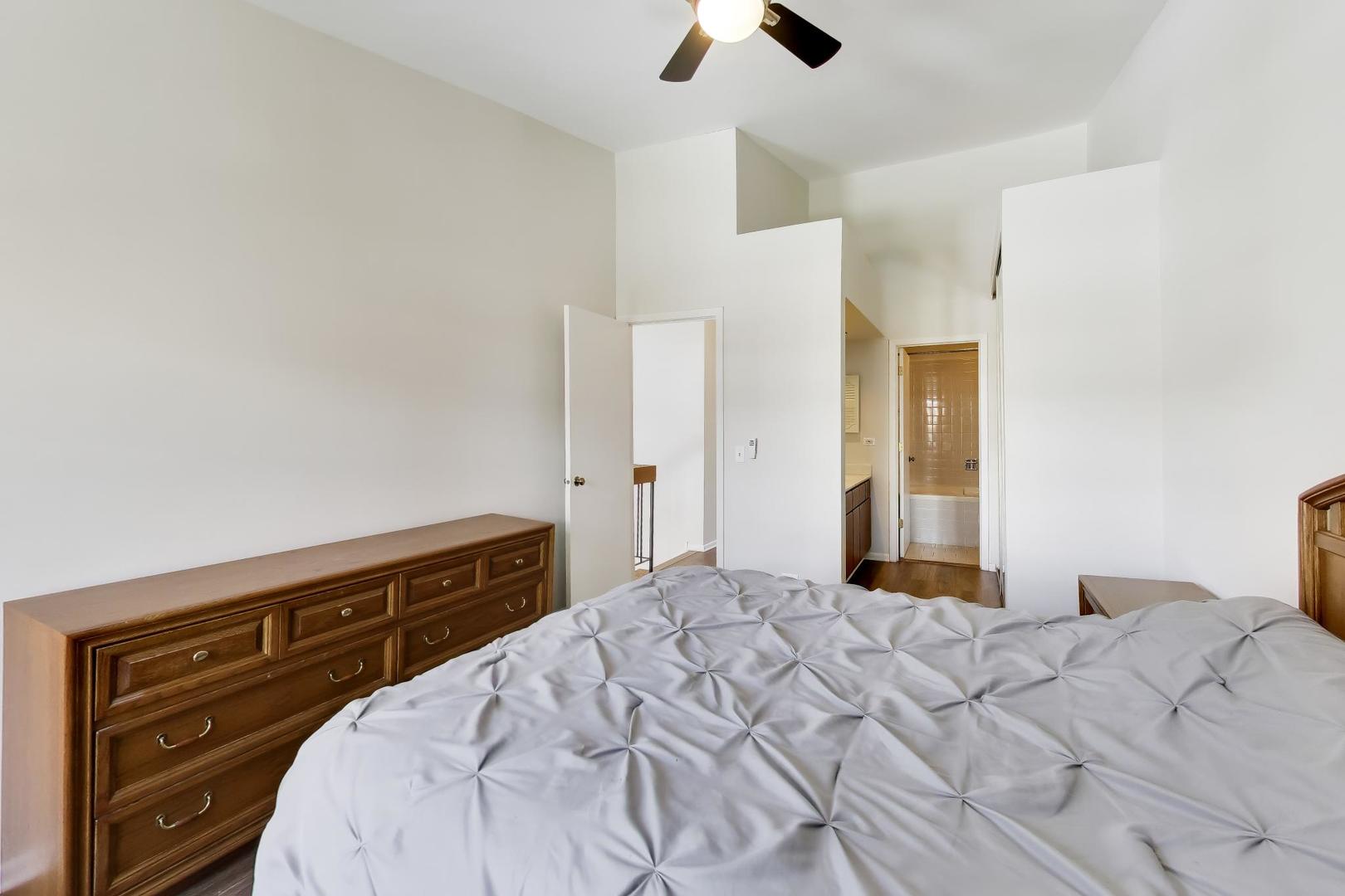 640 Sturnbridge Lane, Schaumburg, IL 60173