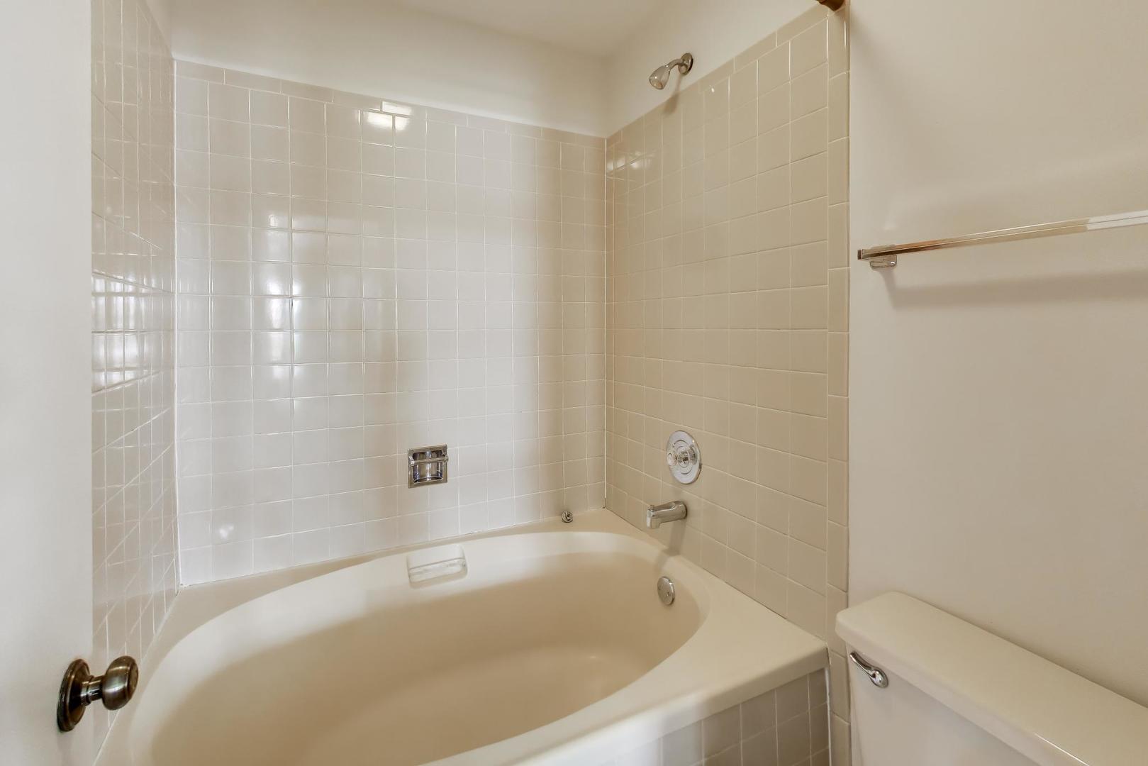 640 Sturnbridge Lane, Schaumburg, IL 60173