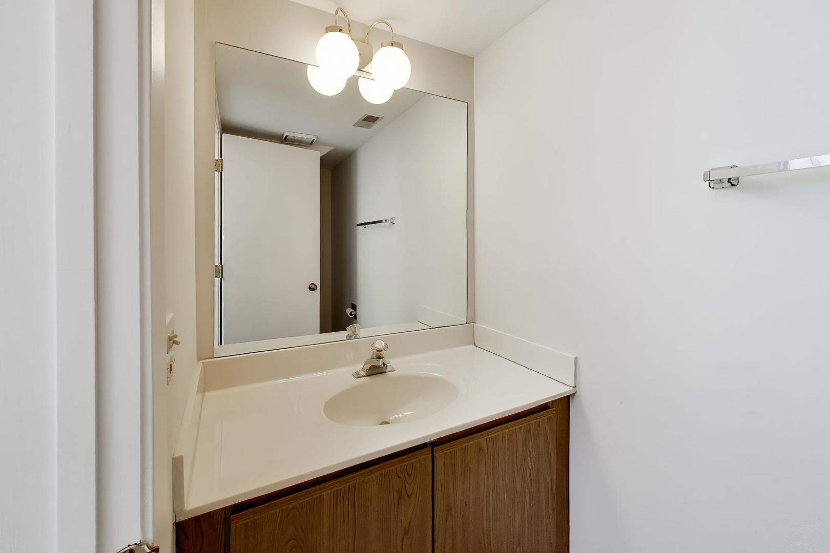 640 Sturnbridge Lane, Schaumburg, IL 60173