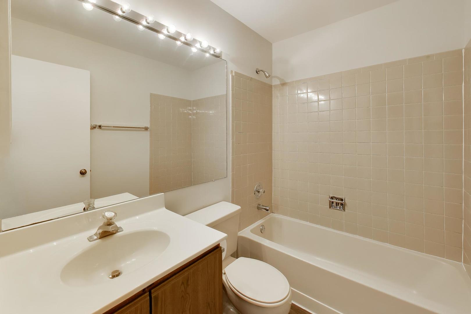 640 Sturnbridge Lane, Schaumburg, IL 60173