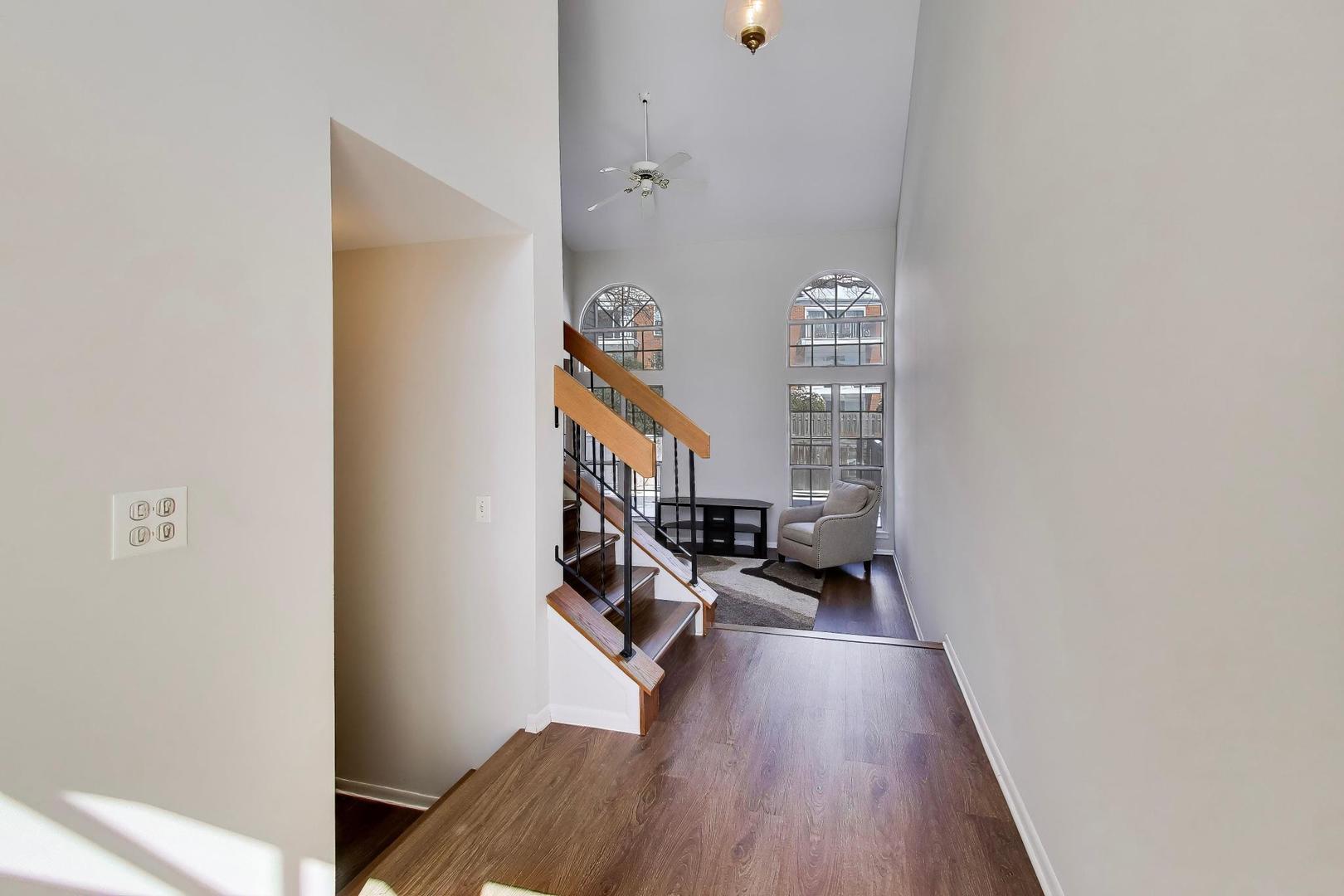 640 Sturnbridge Lane, Schaumburg, IL 60173