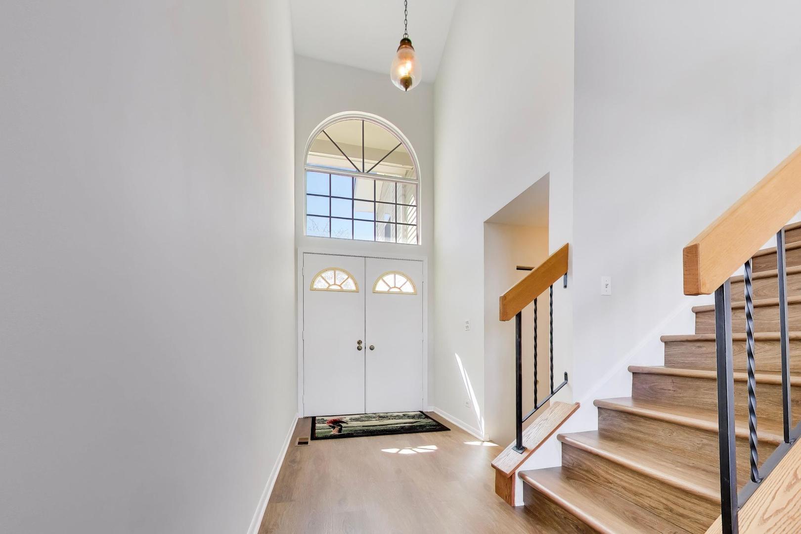 640 Sturnbridge Lane, Schaumburg, IL 60173