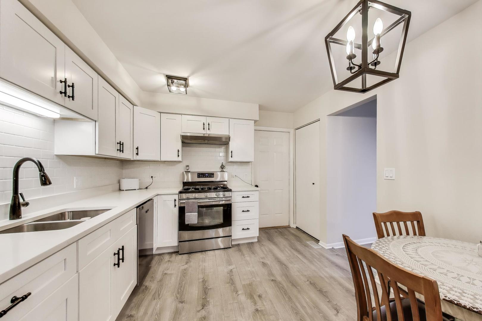 206 Country Lane, Des Plaines, IL 60016