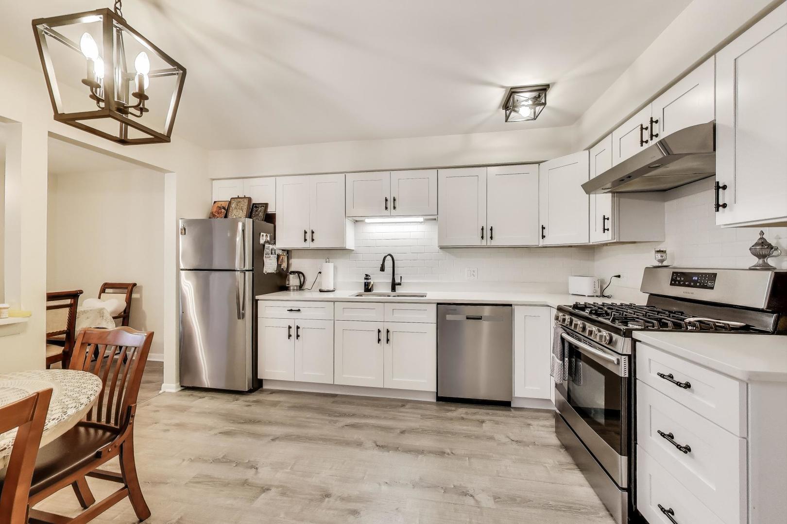 206 Country Lane, Des Plaines, IL 60016