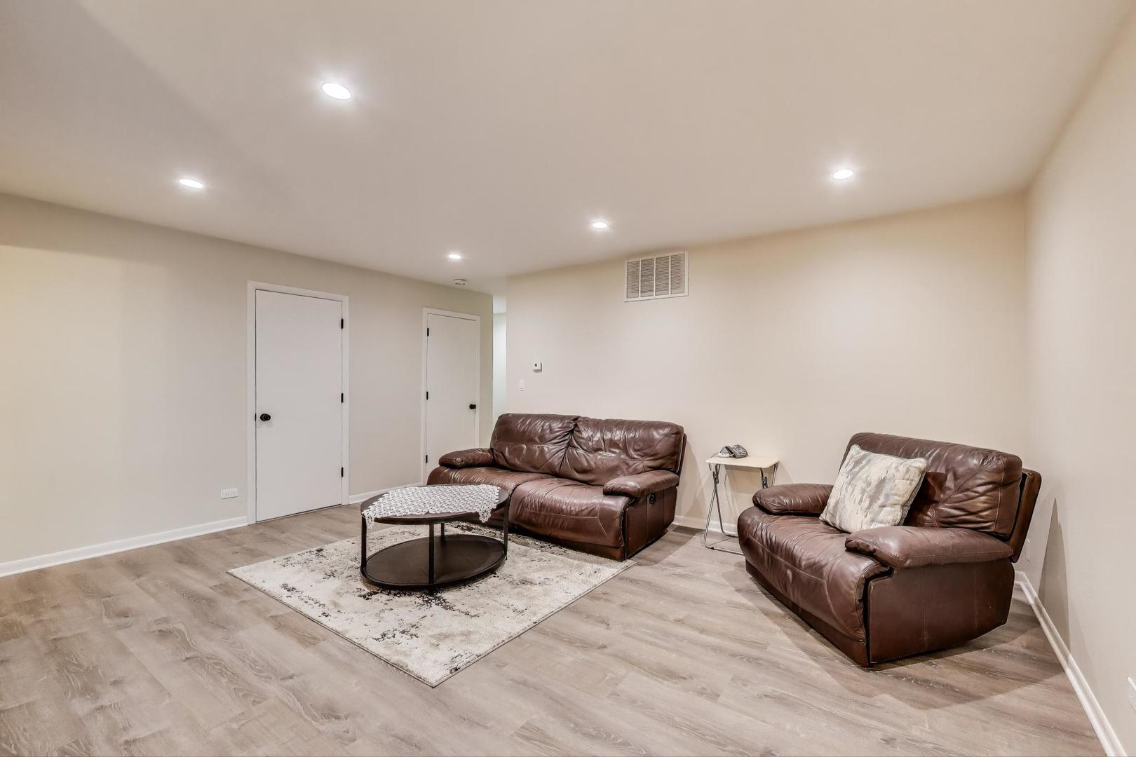 206 Country Lane, Des Plaines, IL 60016