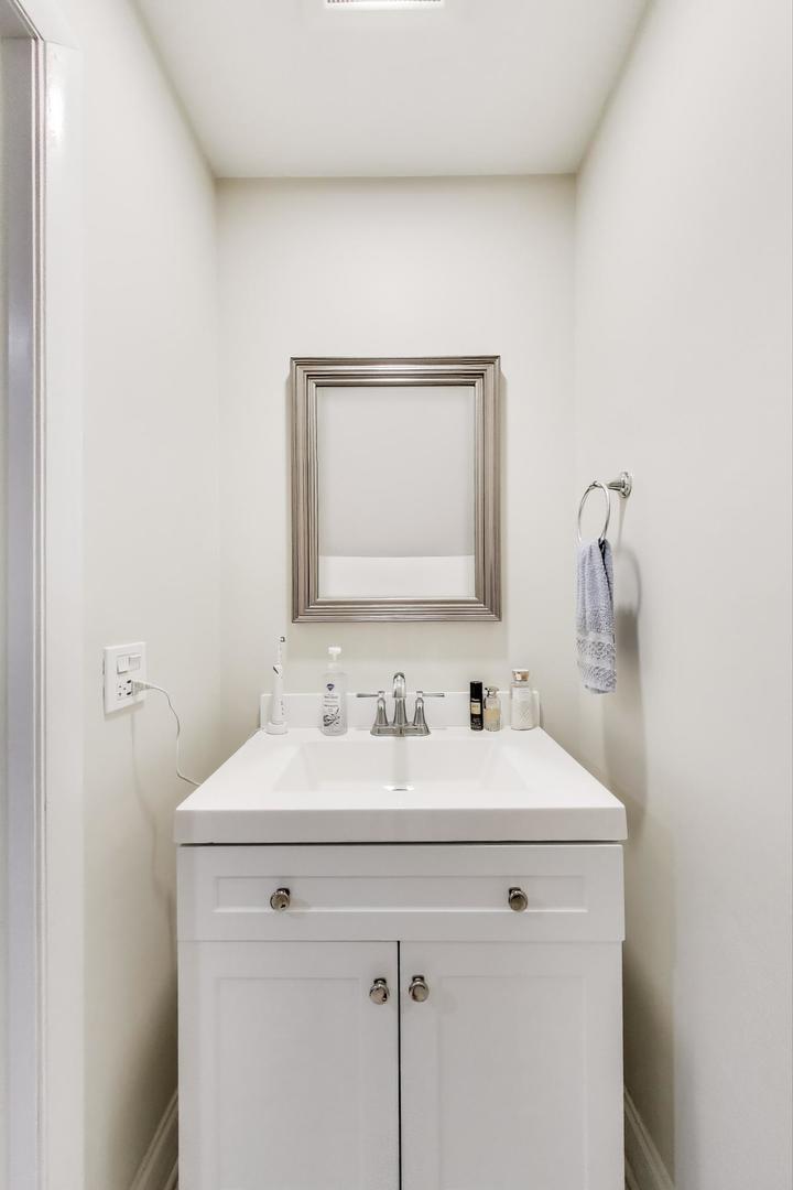 206 Country Lane, Des Plaines, IL 60016