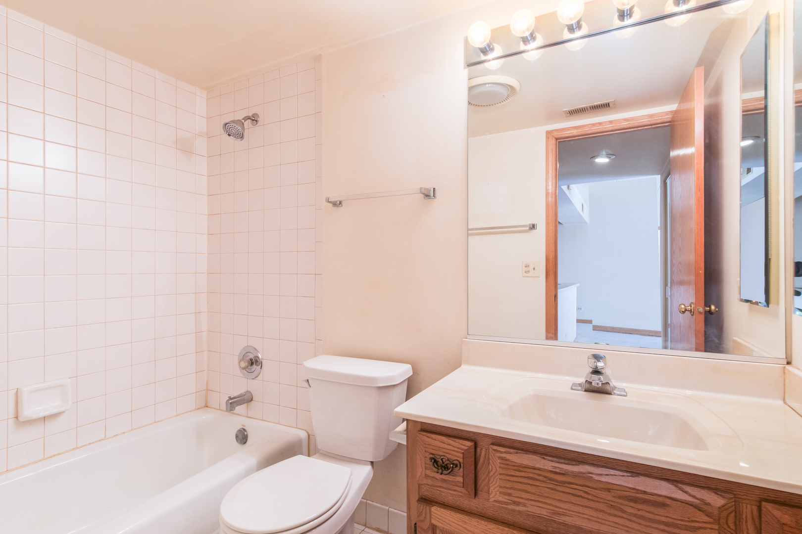 555 S River Road #607, Des Plaines, IL 60016