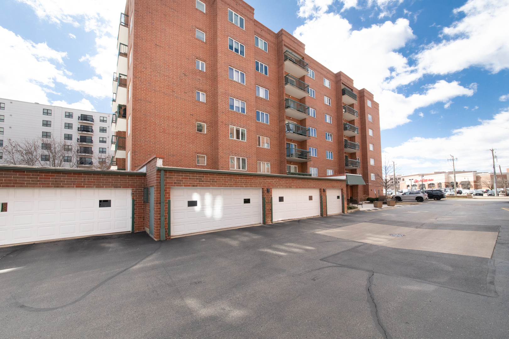 555 S River Road #607, Des Plaines, IL 60016