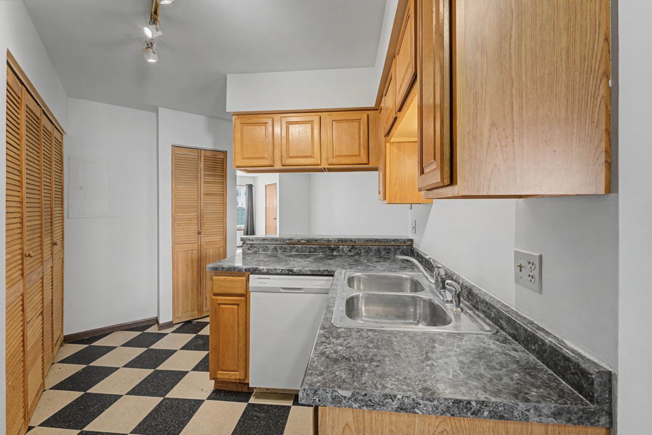 1203 WYNDHAM Court #105, Palatine, IL 60074