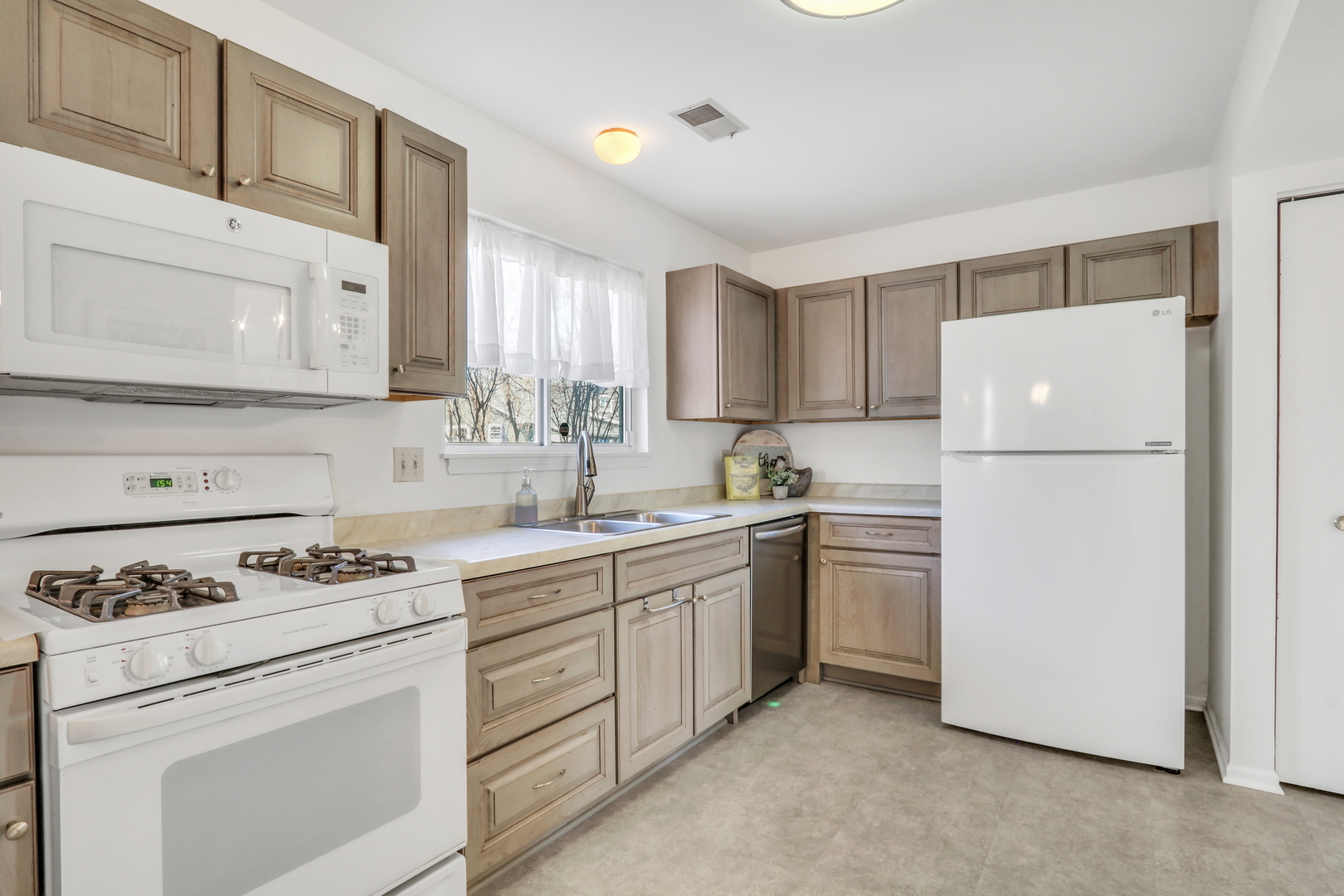 1388 Huntington Drive, Mundelein, IL 60060