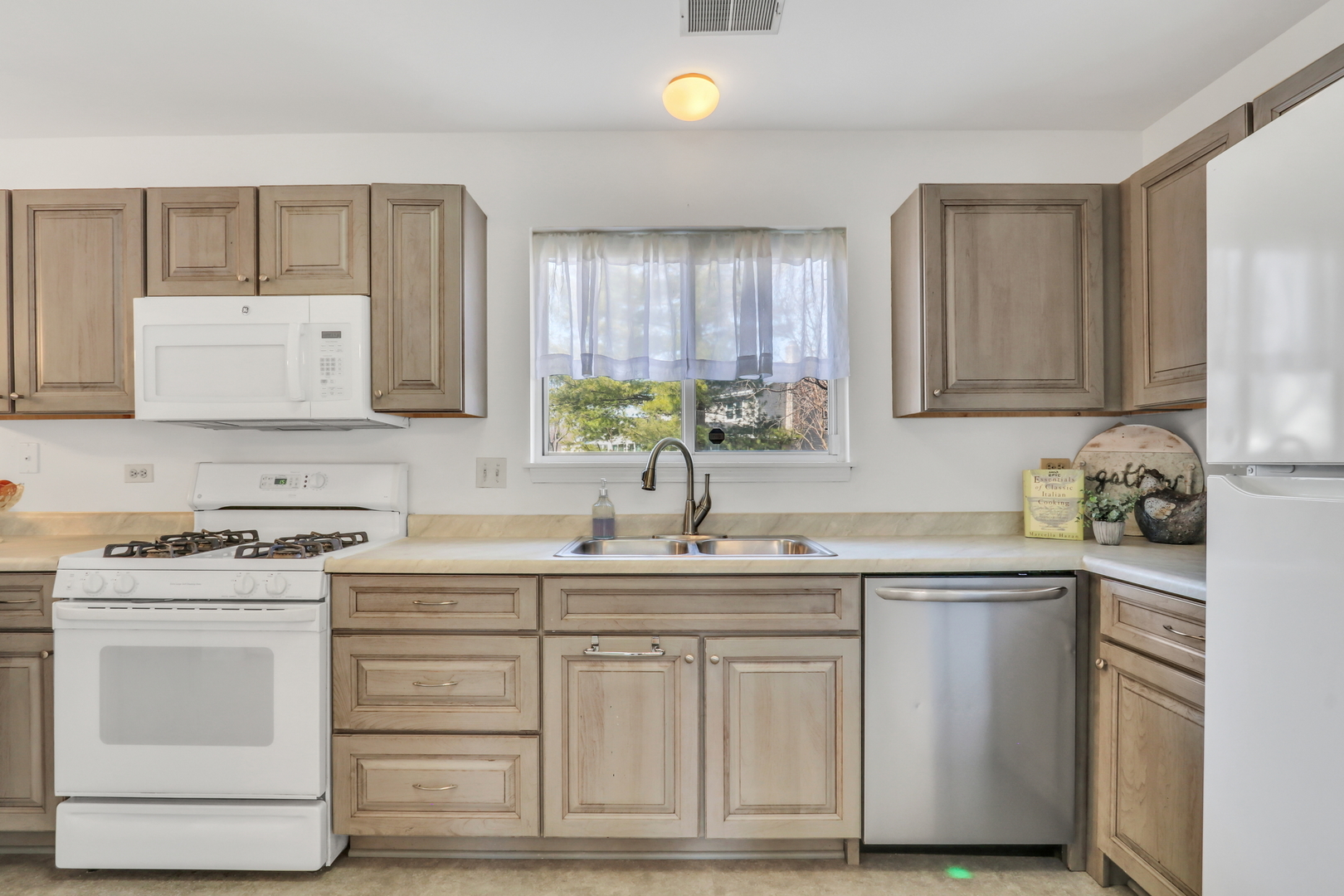 1388 Huntington Drive, Mundelein, IL 60060