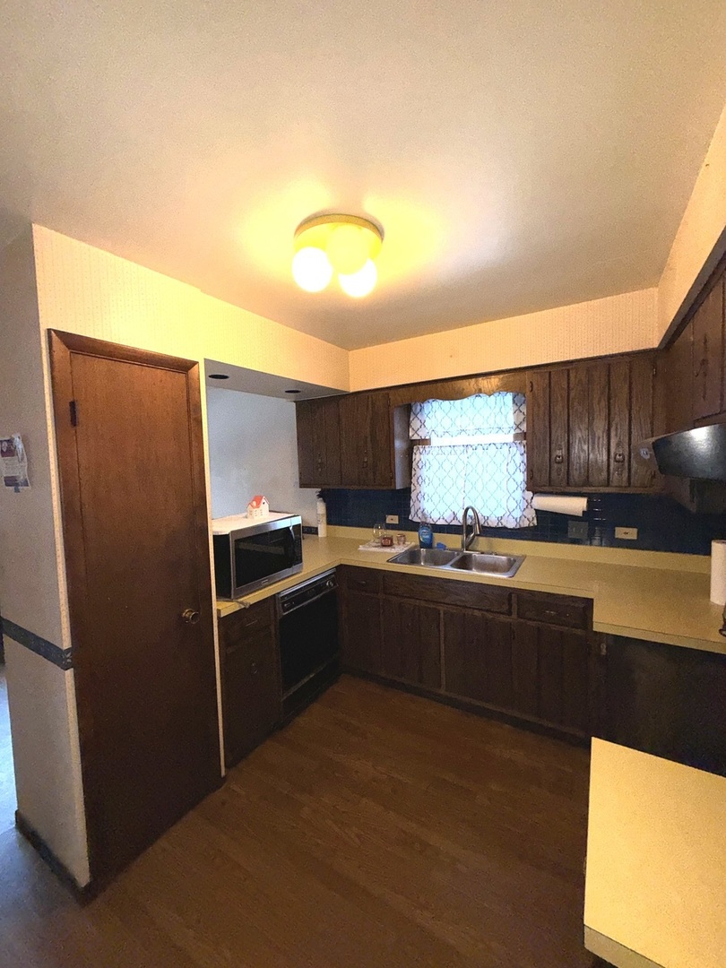 18136 Oakwood Avenue, Lansing, IL 60438