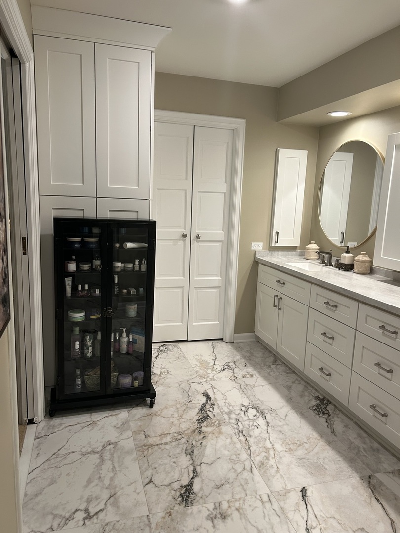 4 Oak Brook Club Drive #G205, Oak Brook, IL 60523