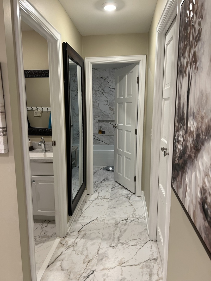 4 Oak Brook Club Drive #G205, Oak Brook, IL 60523