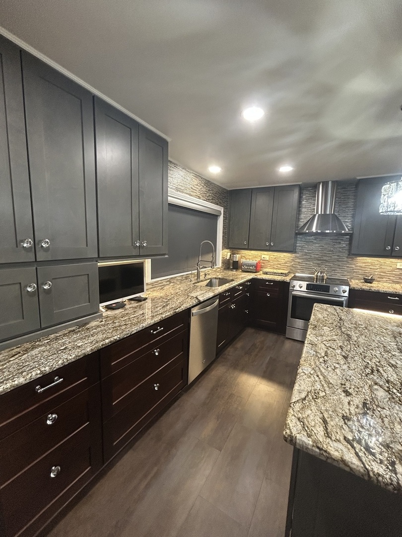 4 Oak Brook Club Drive #G205, Oak Brook, IL 60523