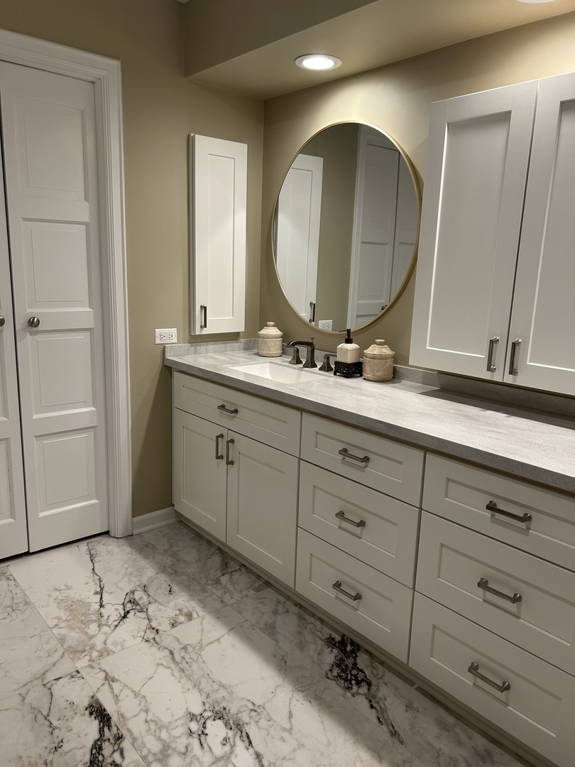 4 Oak Brook Club Drive #G205, Oak Brook, IL 60523