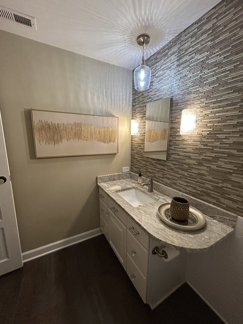 4 Oak Brook Club Drive #G205, Oak Brook, IL 60523