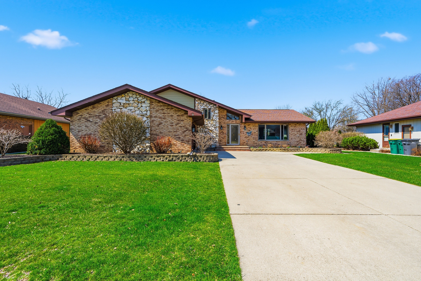 670 Kruk Street, Lemont, IL 60439