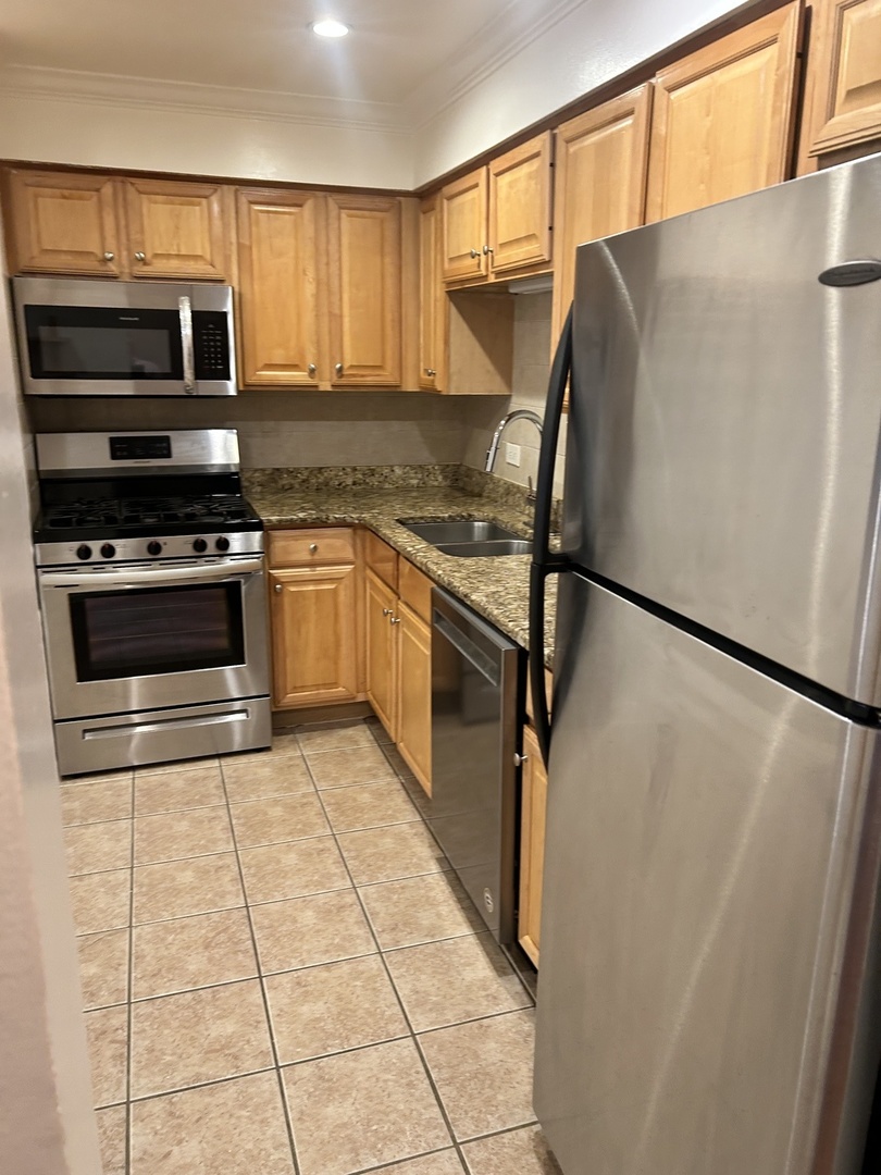 677 S River Road #2C, Des Plaines, IL 60016