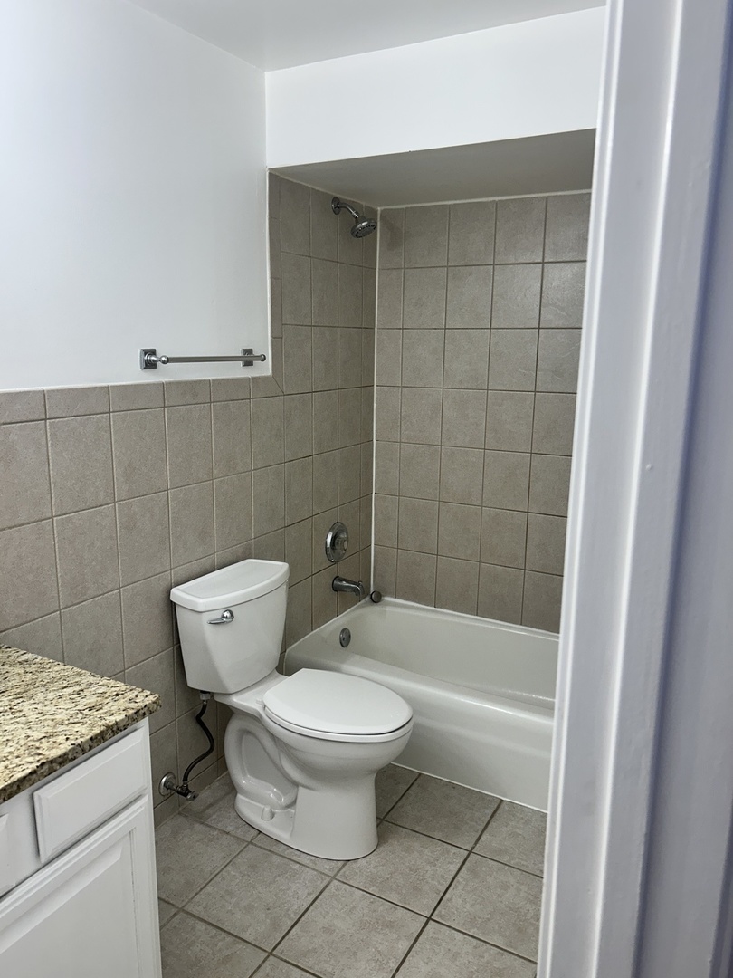 677 S River Road #2C, Des Plaines, IL 60016