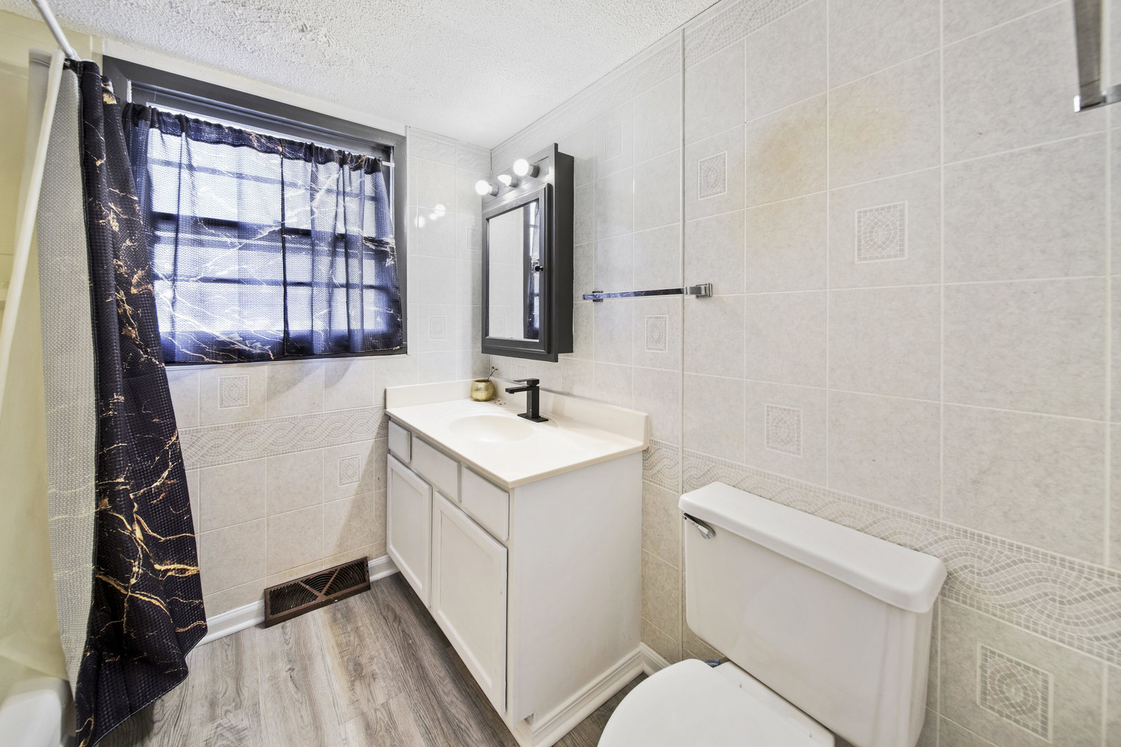 1421 Heather Drive, Aurora, IL 60506