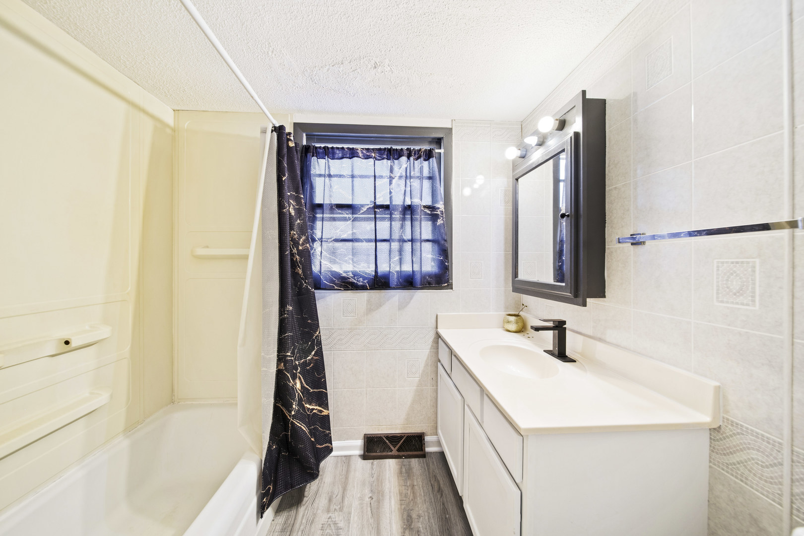 1421 Heather Drive, Aurora, IL 60506