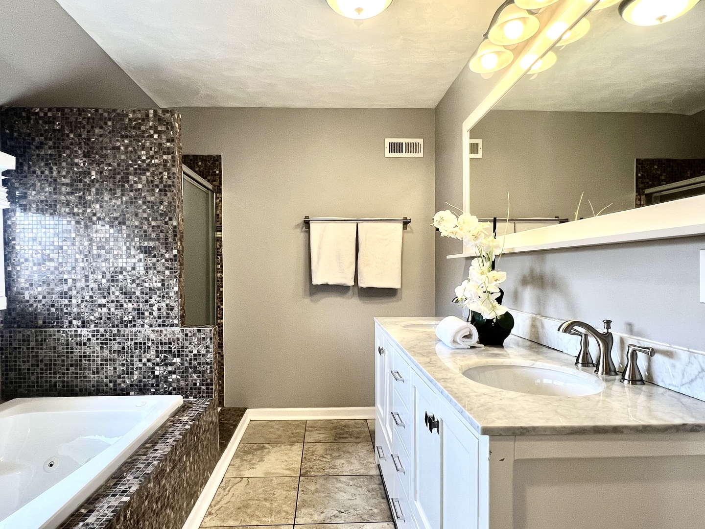 7113 Clarendon Hills Road, Darien, IL 60561