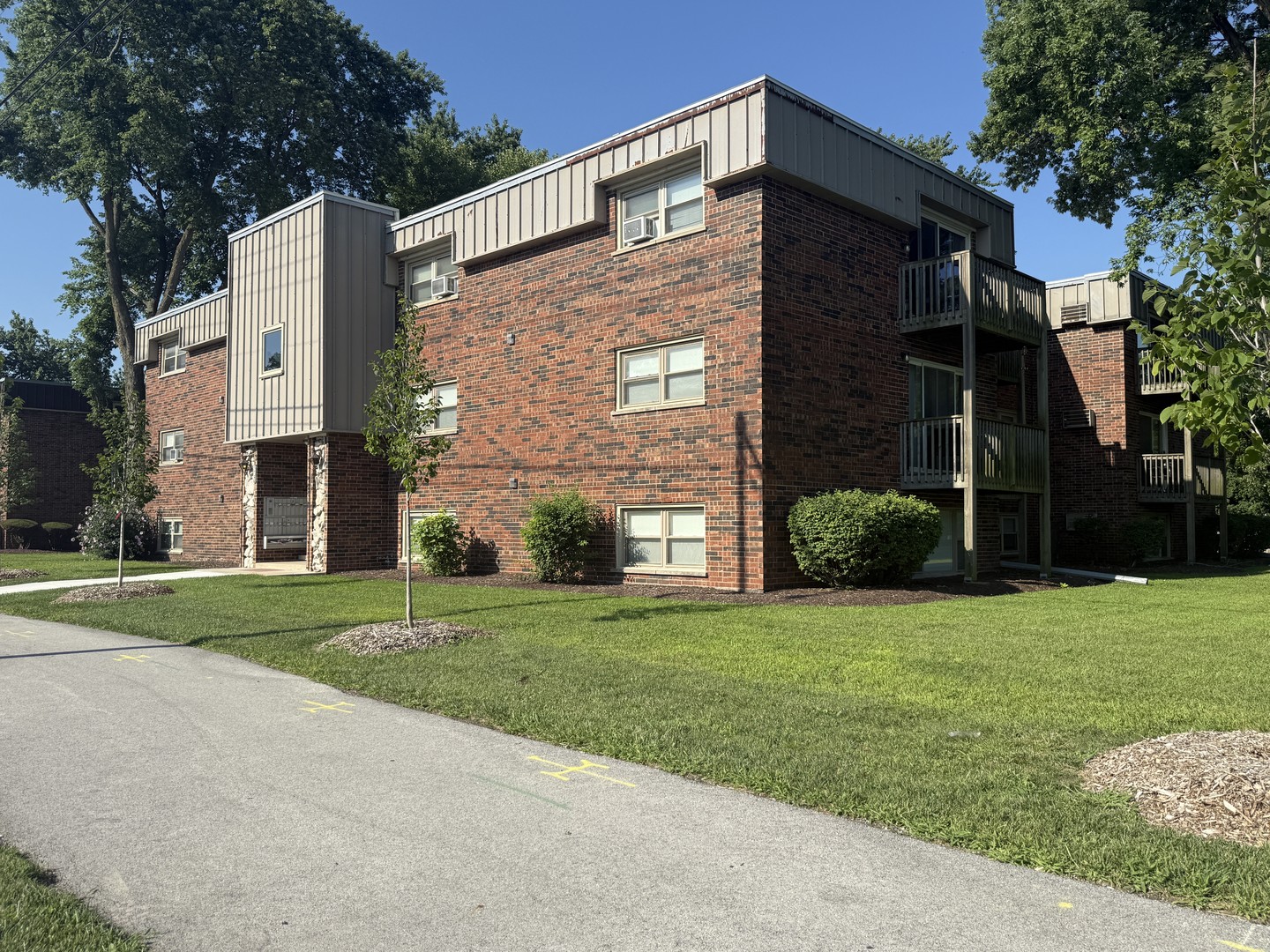 5720 East Avenue #3A, Countryside, IL 60525