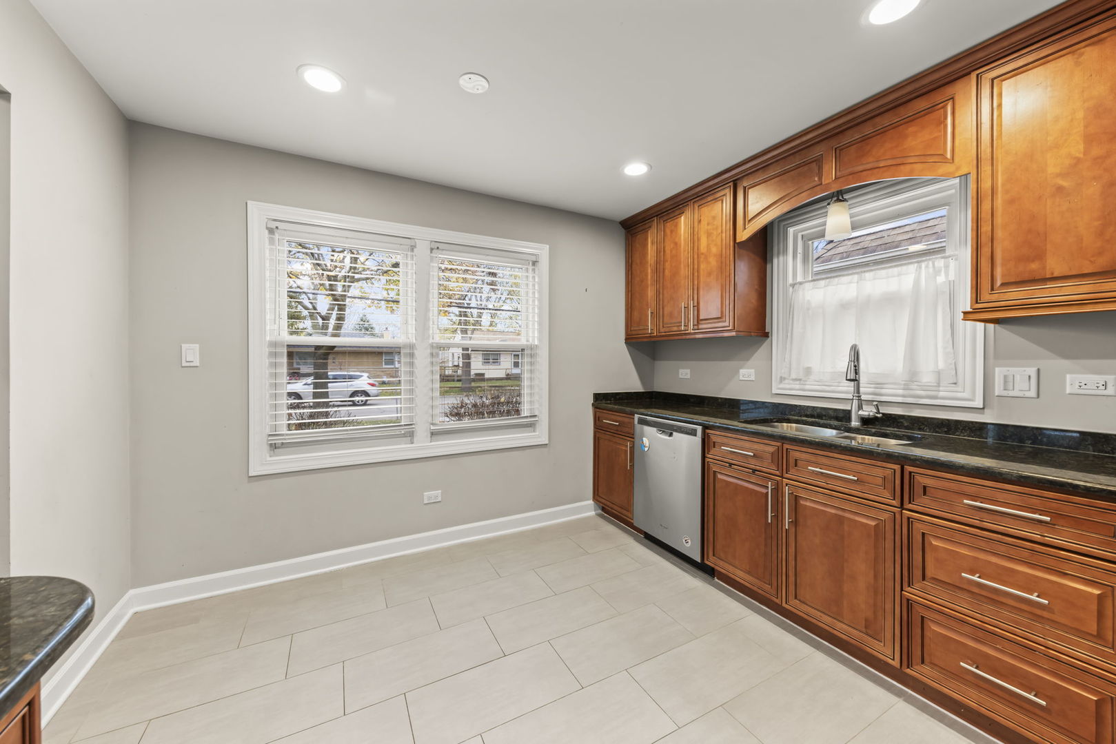 2852 Scott Street, Franklin Park, IL 60131