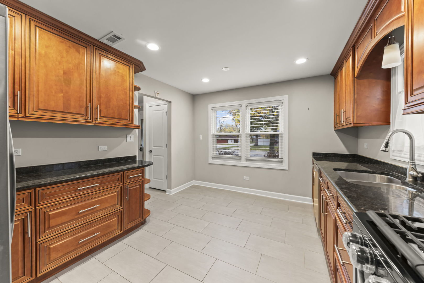 2852 Scott Street, Franklin Park, IL 60131