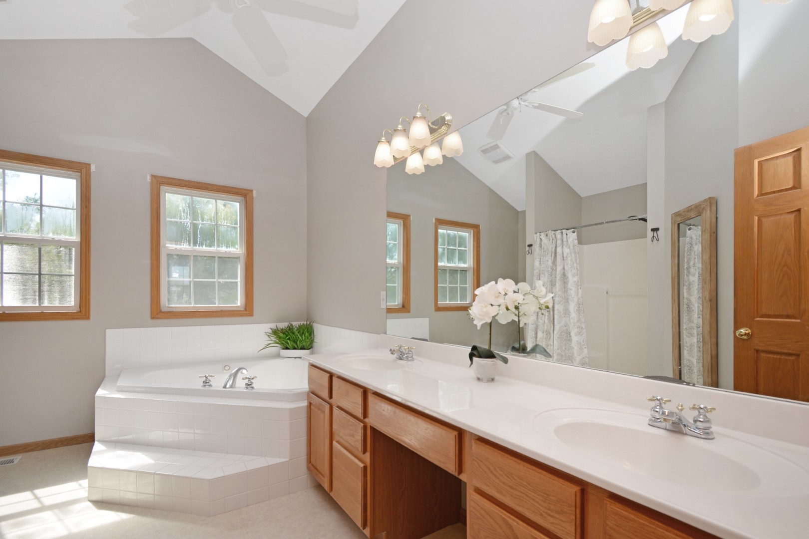 104 Hunter Court, Hudson, IL 61748