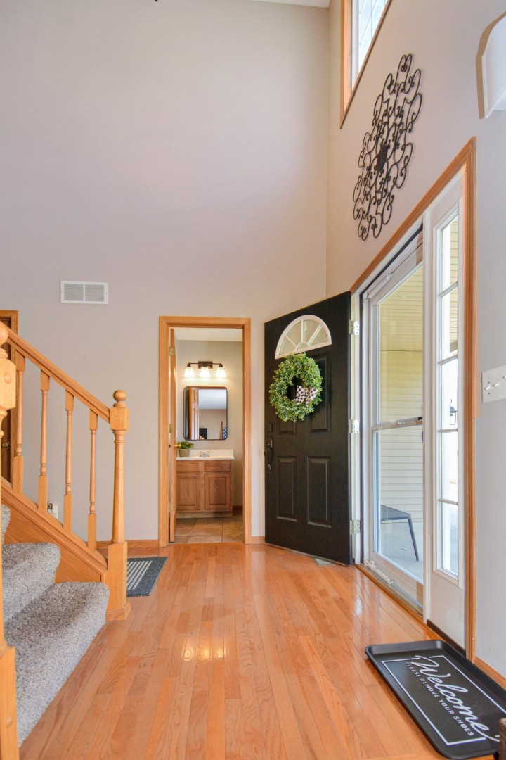 104 Hunter Court, Hudson, IL 61748