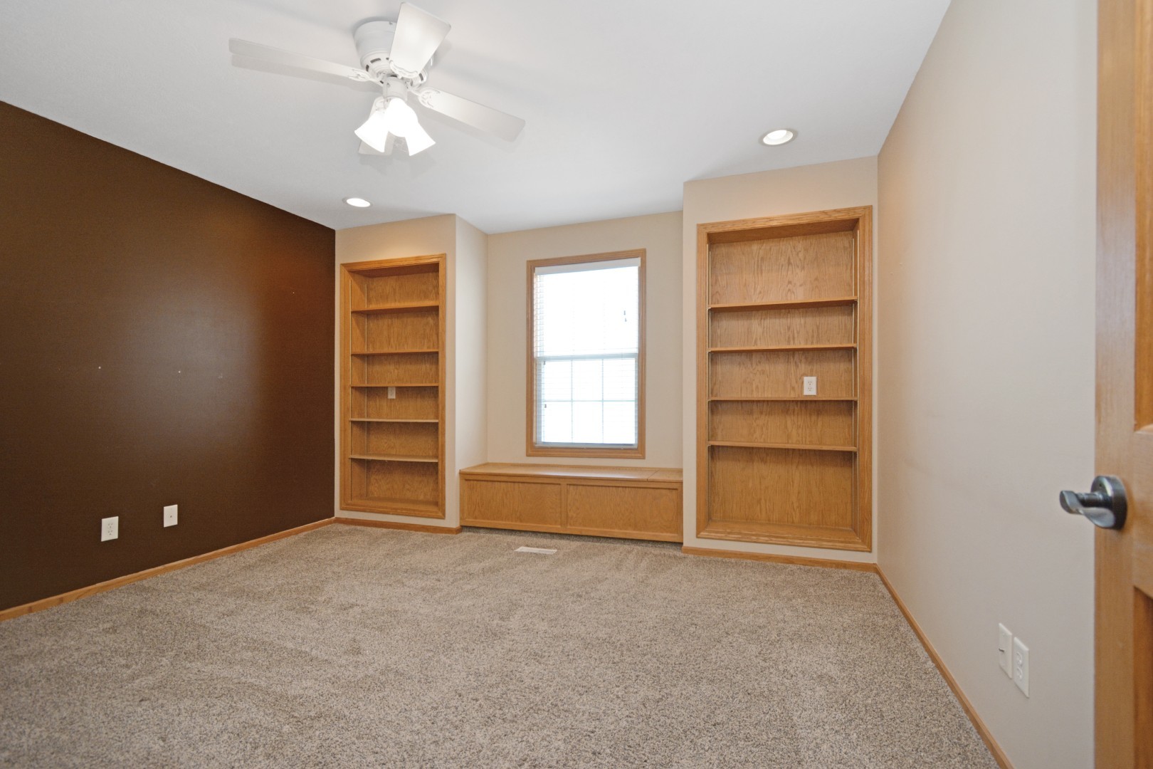 104 Hunter Court, Hudson, IL 61748