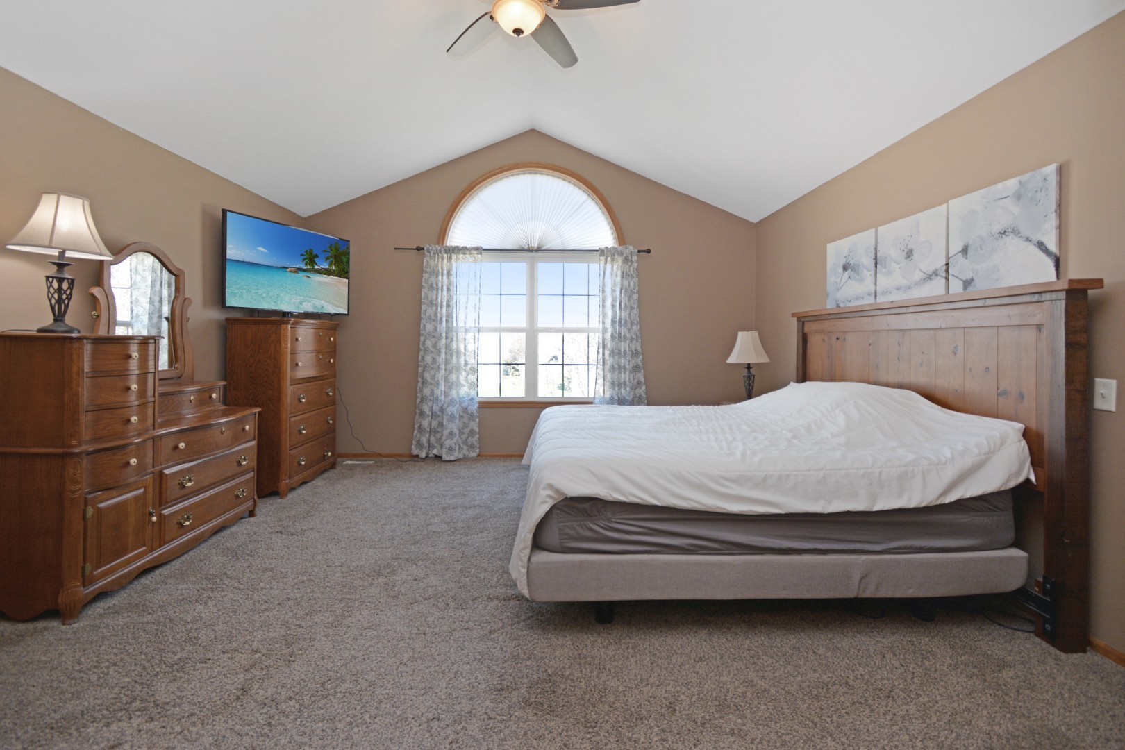 104 Hunter Court, Hudson, IL 61748