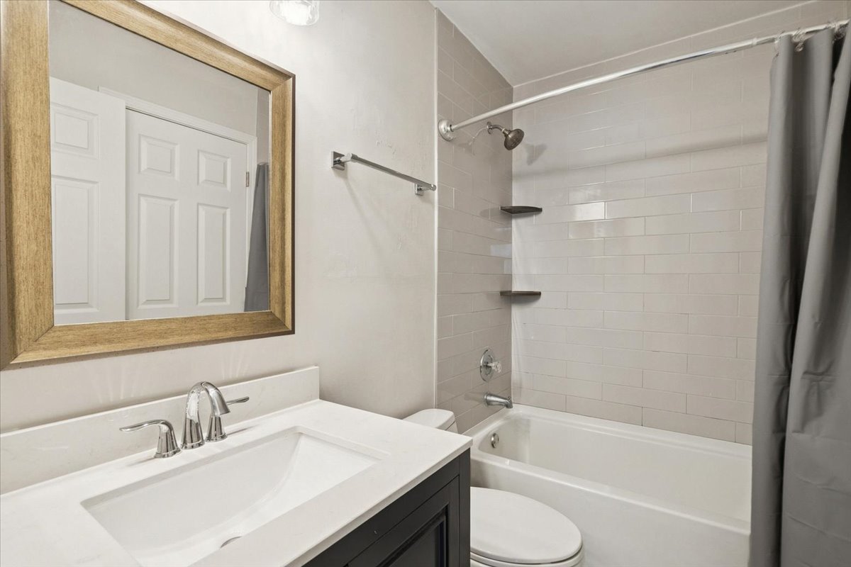 6763 Roanoake Court, Gurnee, IL 60031