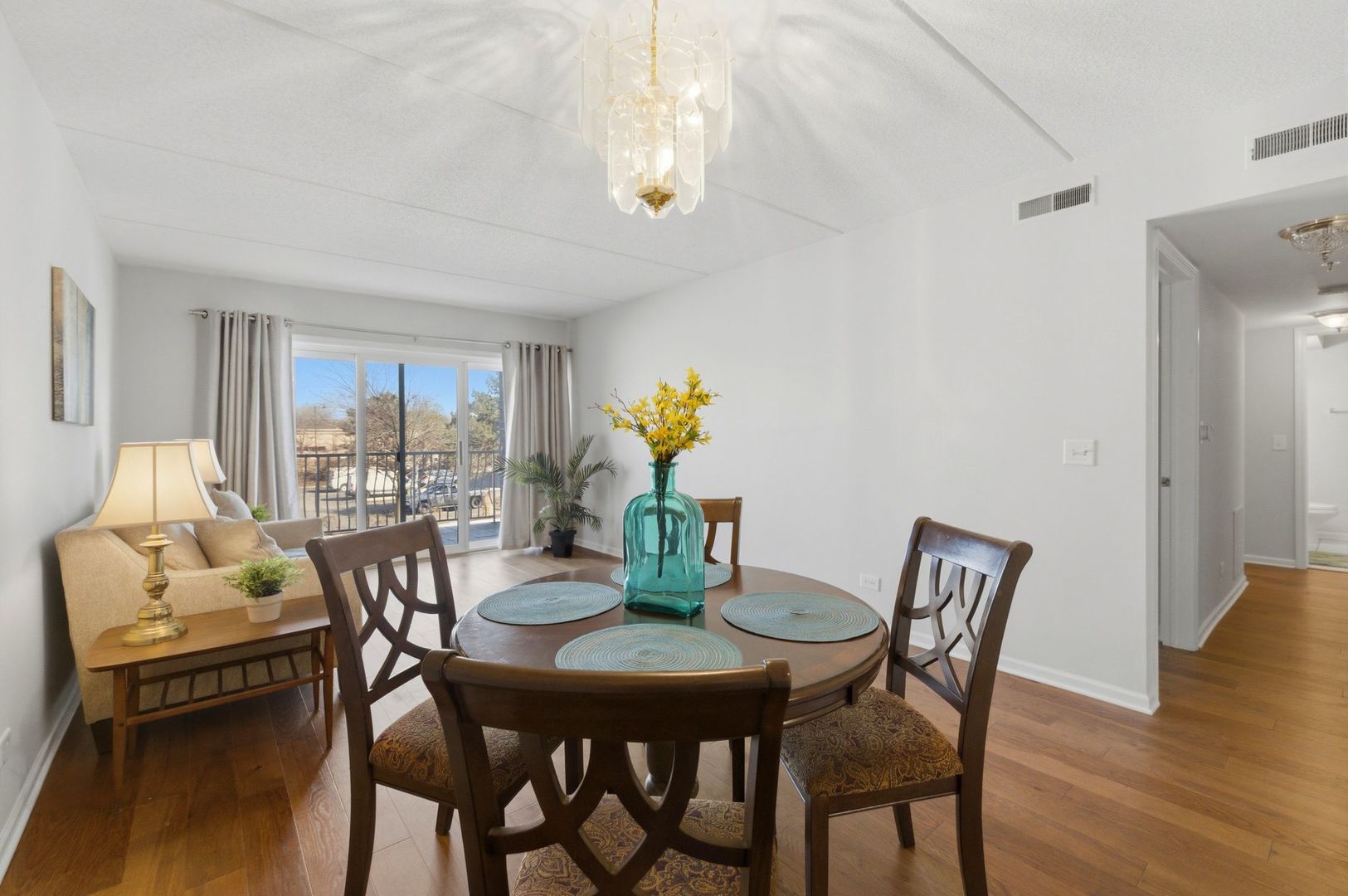 7011 W Touhy Avenue #205, Niles, IL 60714