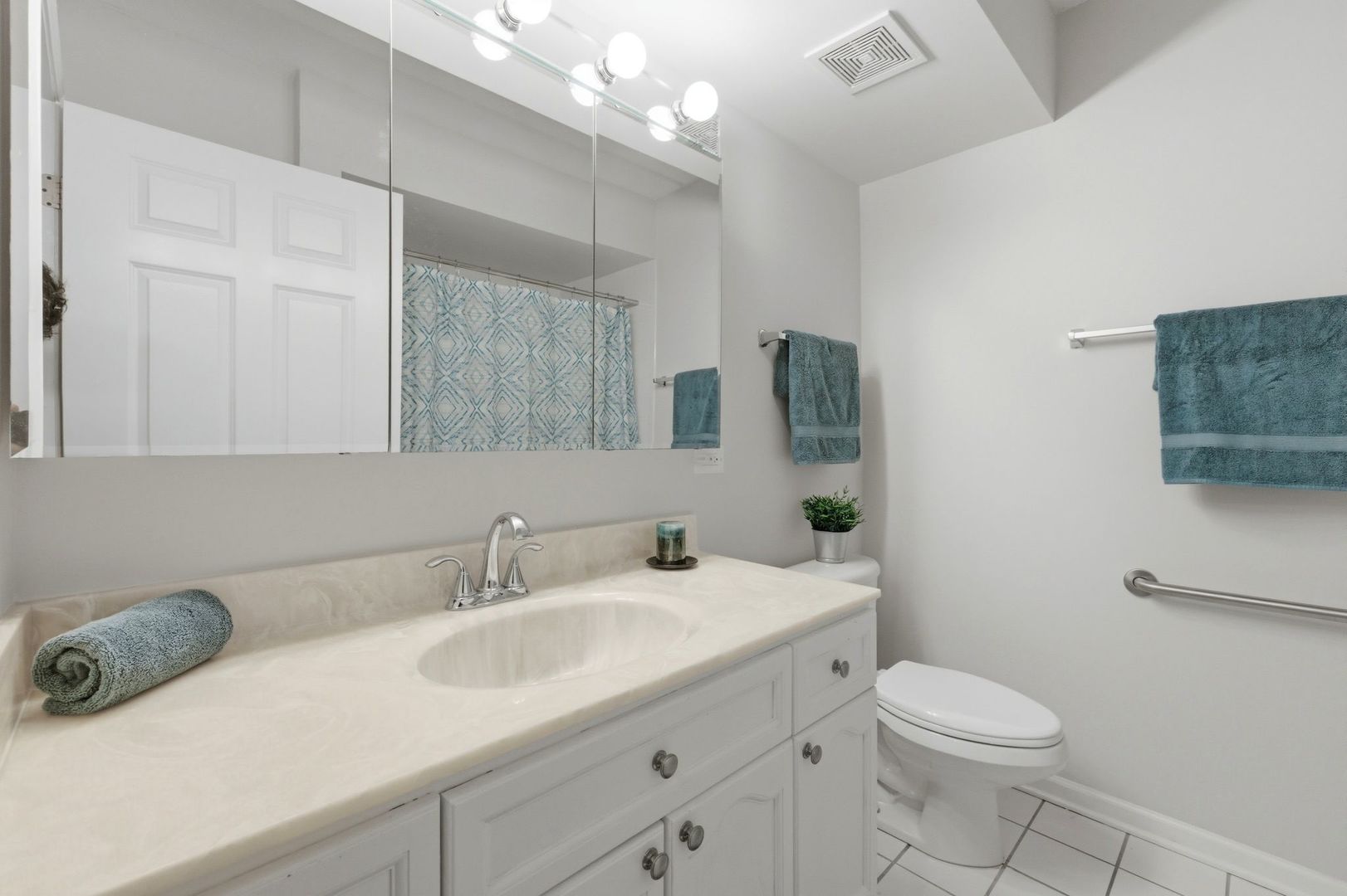 7011 W Touhy Avenue #205, Niles, IL 60714