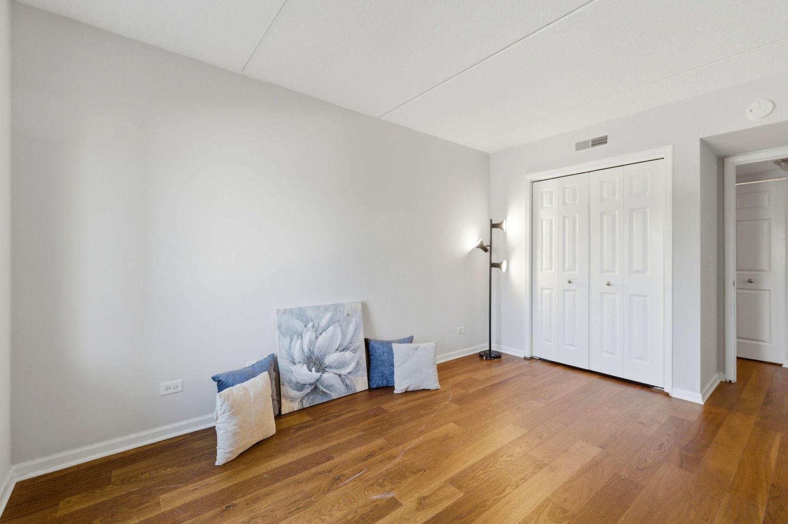 7011 W Touhy Avenue #205, Niles, IL 60714