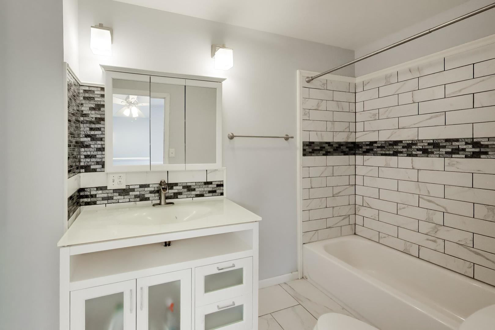 5115 Parkview Drive, Mccullom Lake, IL 60050