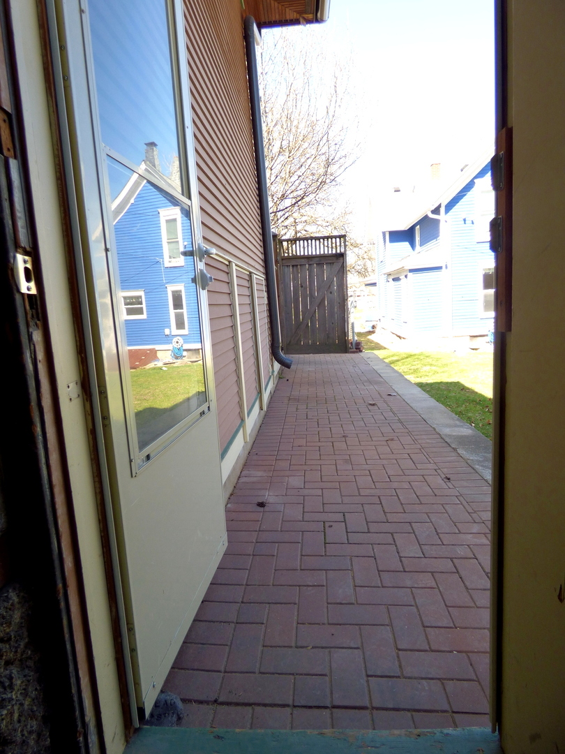 121 Monroe Avenue, Elgin, IL 60123