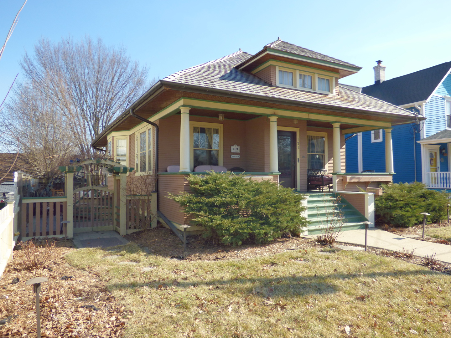 121 Monroe Avenue, Elgin, IL 60123