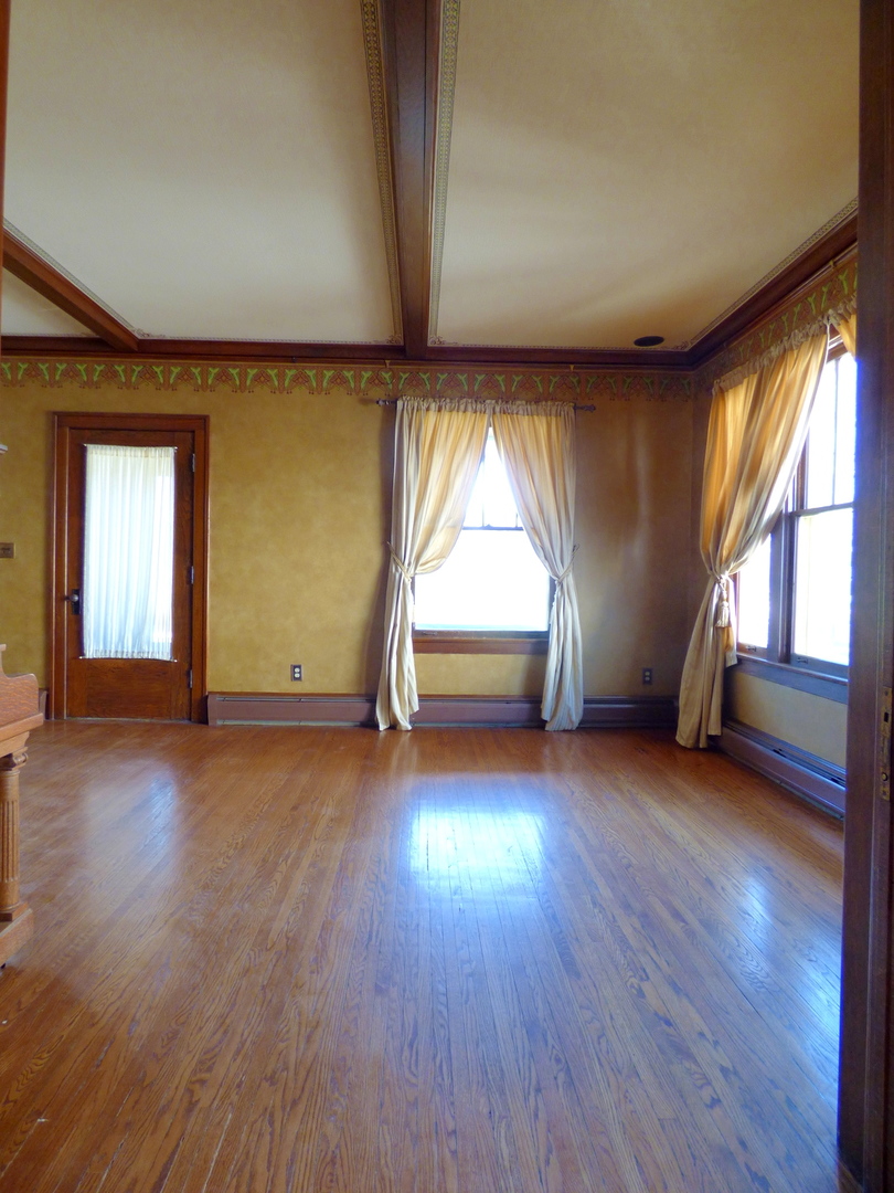 121 Monroe Avenue, Elgin, IL 60123