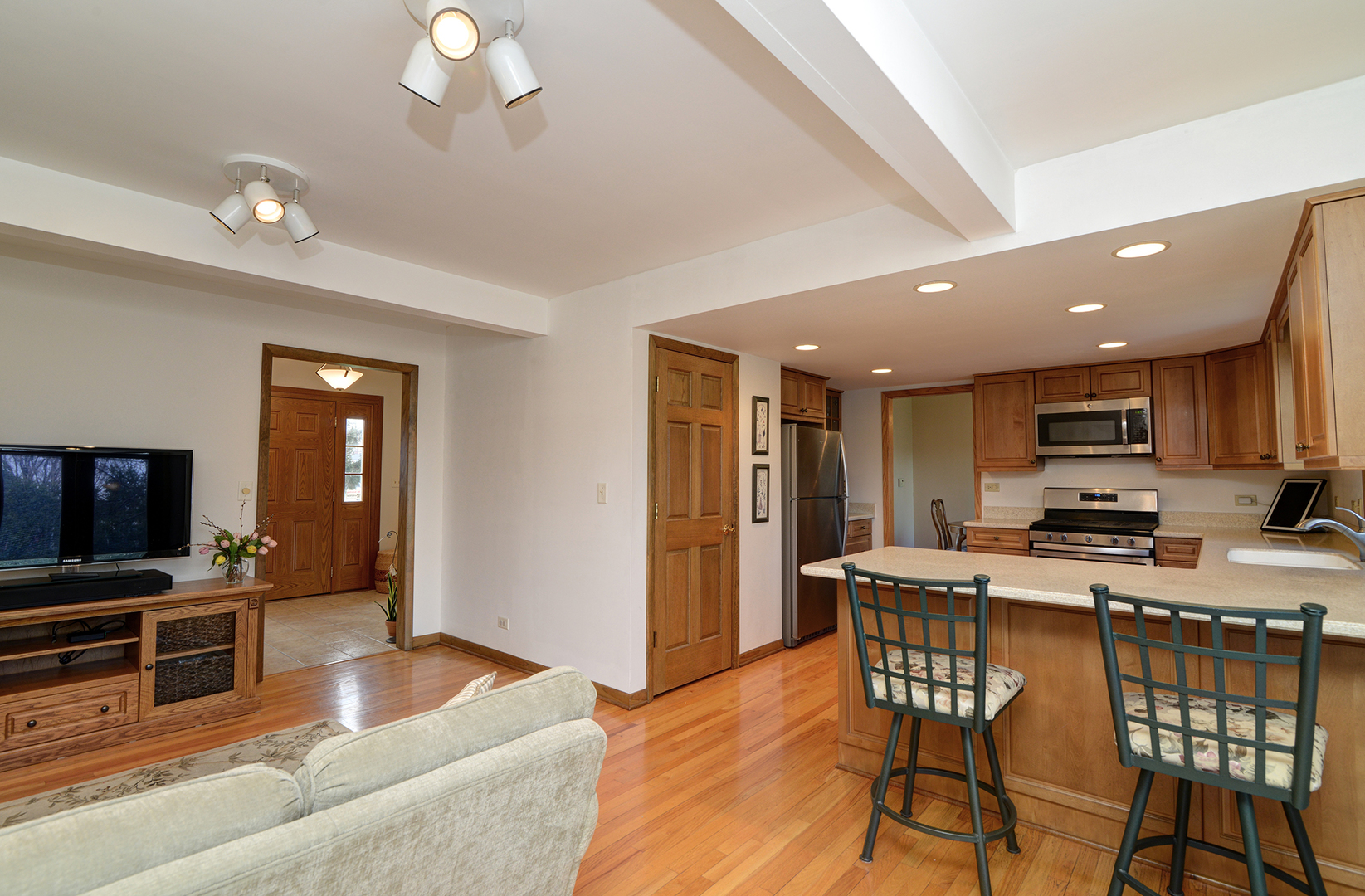 213 Arapahoe Trail, Carol Stream, IL 60188