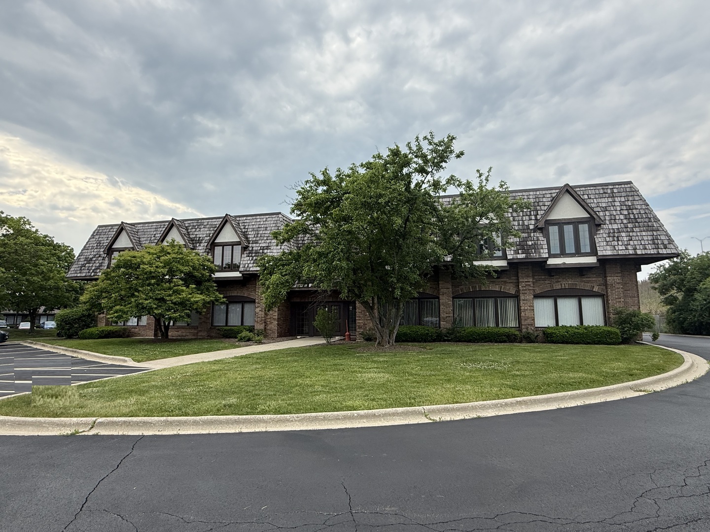 28085 N Ashley Circle, Libertyville, IL 60048
