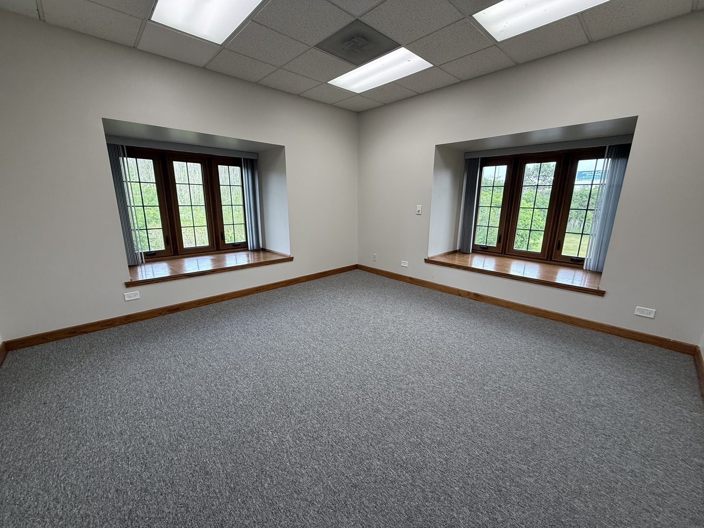 28085 N Ashley Circle, Libertyville, IL 60048