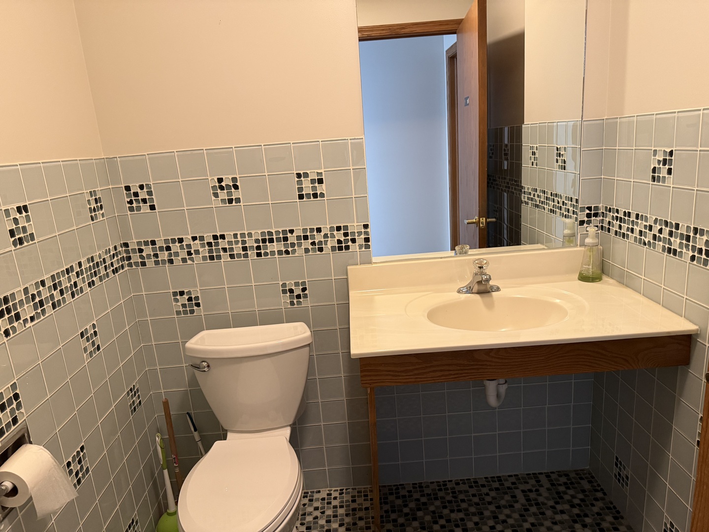 28085 N Ashley Circle, Libertyville, IL 60048