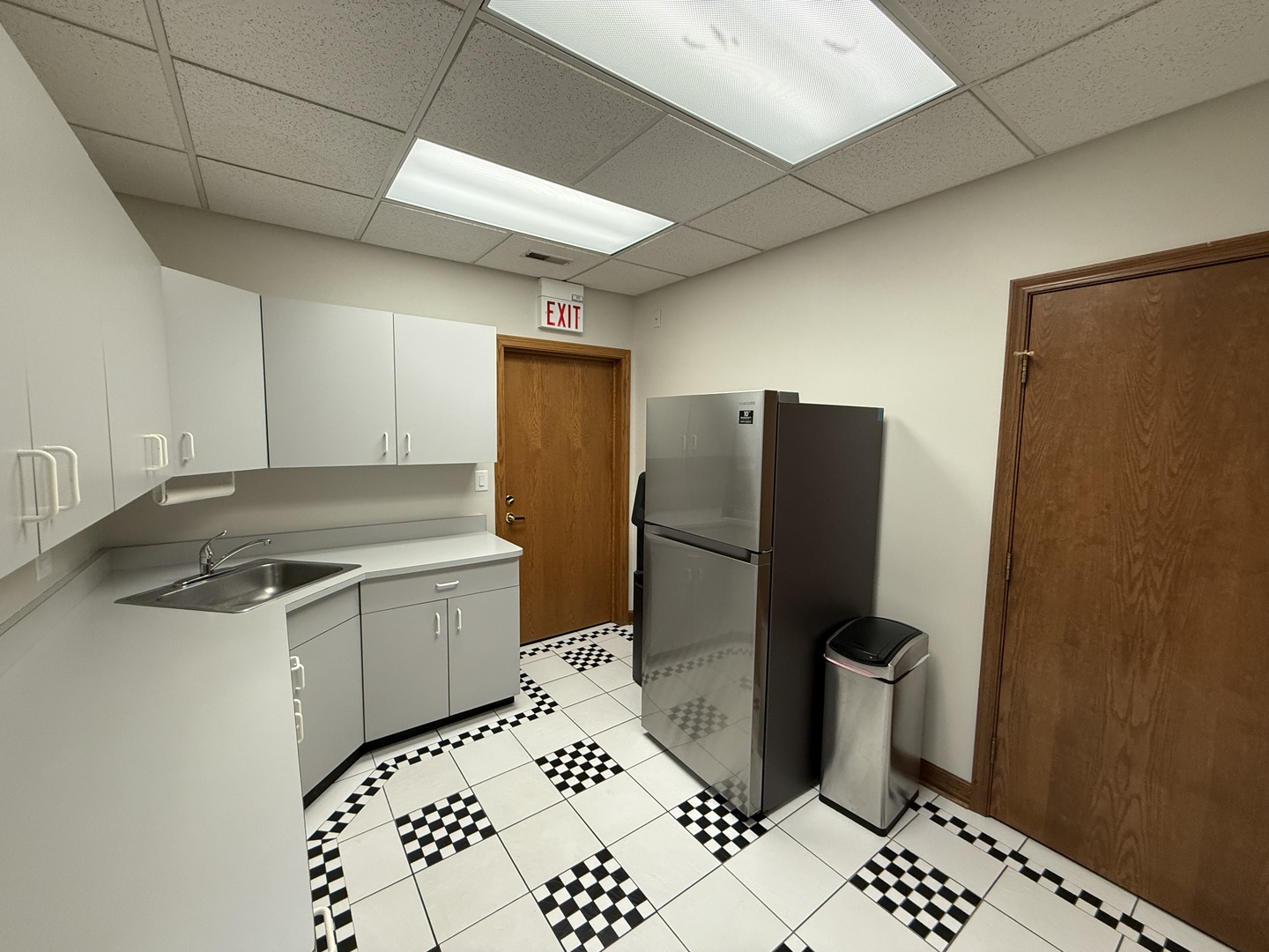 28085 N Ashley Circle, Libertyville, IL 60048