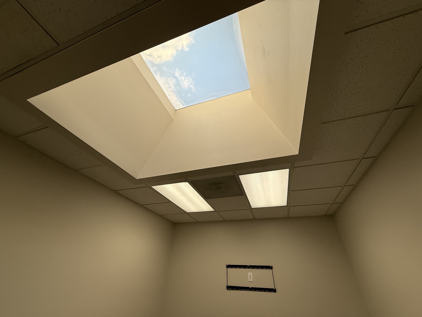 28085 N Ashley Circle, Libertyville, IL 60048