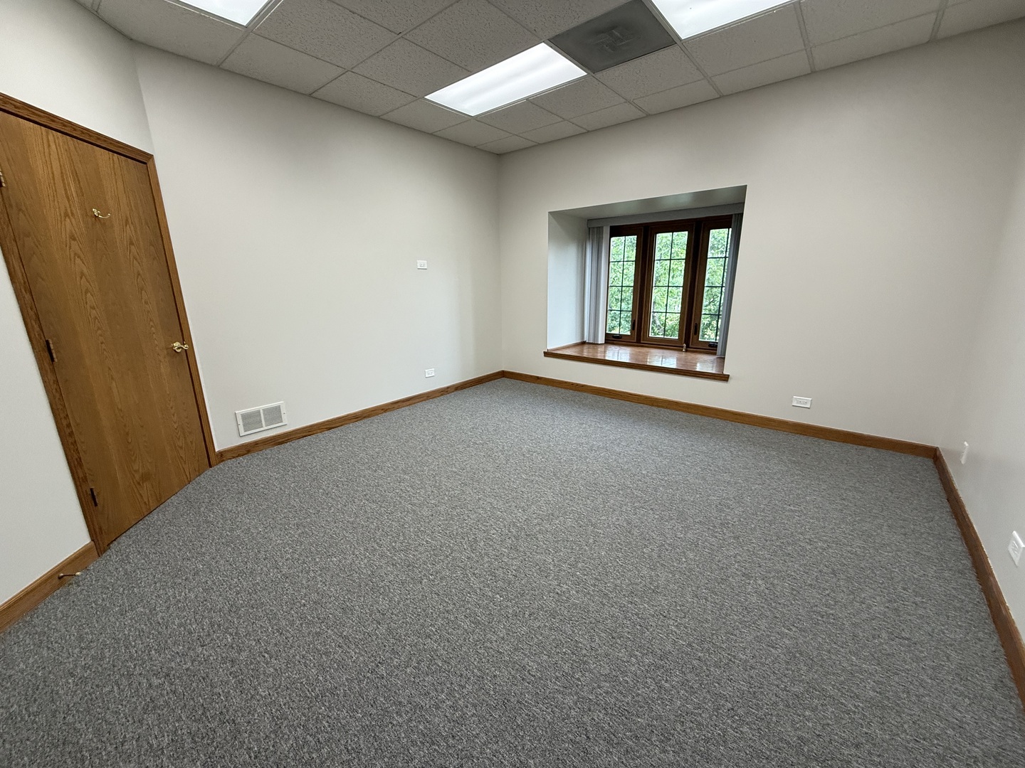 28085 N Ashley Circle, Libertyville, IL 60048